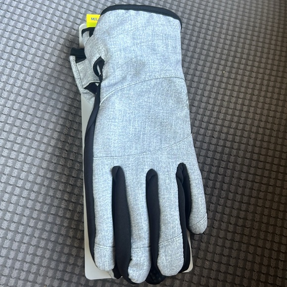 Free Country Women's Touchscreen Compatible
Insulated Warm Softshell gloves - Picture 6 of 8